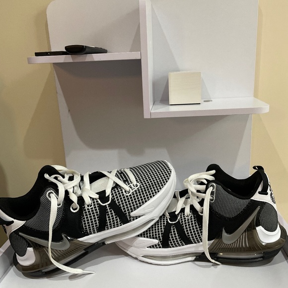 Lebron Witness VII’s, White and black - Picture 1 of 1